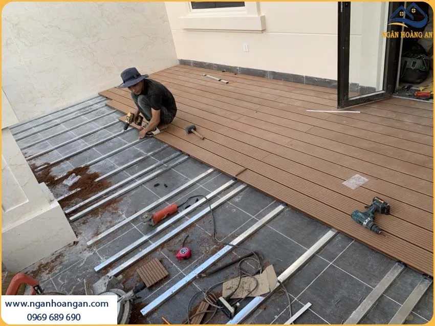 Lót Sàn Gỗ Nhựa Ngoài Trời Kosmos Chịu Được Nắng Mưa, Có Độ Bền Cao Lót Sàn Gỗ Nhựa Ngoài Trời Kosmos Chịu Được Nắng Mưa, Có Độ Bền Cao